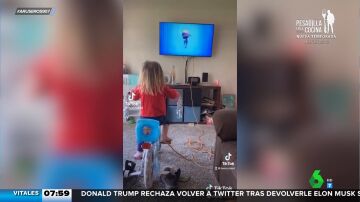 El curioso método para que esta niña haga ejercicio: no puede ver la tele si no pedalea
