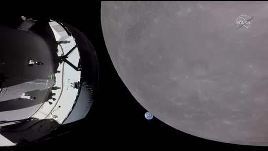 Aproximación de la nave Orion a la Luna, con la Tierra al fondo Aproximación de la nave Orion a la Luna, con la Tierra al fondo