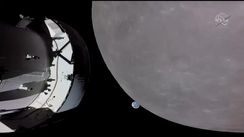Aproximación de la nave Orion a la Luna, con la Tierra al fondo