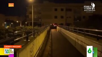 El impactante momento en el que un coche se precipita de un puente peatonal y se estampa contra otro
