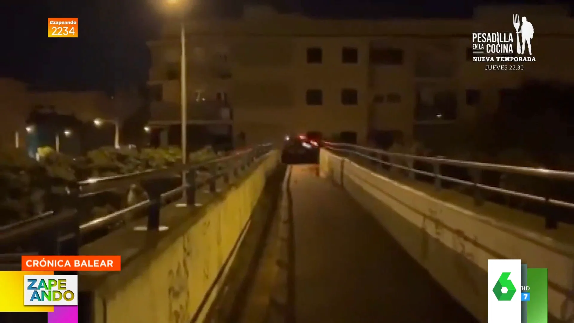 El impactante momento en el que un coche se precipita de un puente peatonal y se estampa contra otro