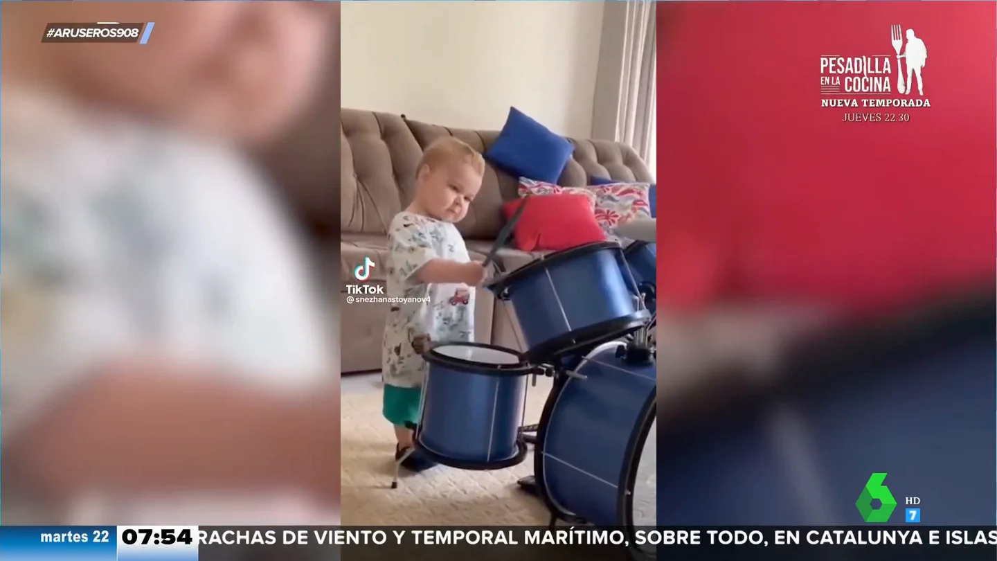 El increíble ritmo de este bebé que toca la batería como un profesional El increíble ritmo de este bebé que toca la batería como un profesional