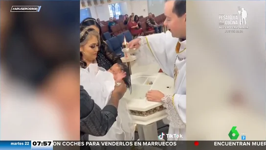 Así es el curioso método del padre Adam para bautizar: "Le falta ponerle champú y acondicionador" Así es el curioso método del padre Adam para bautizar: "Le falta ponerle champú y acondicionador"