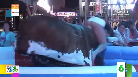 Vídeo viral de una mujer semidesnuda a lomos del toro mecánico Vídeo viral de una mujer semidesnuda a lomos del toro mecánico