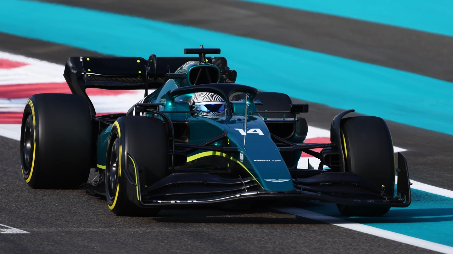 Fernando Alonso pilotando el Aston Martin Fernando Alonso pilotando el Aston Martin