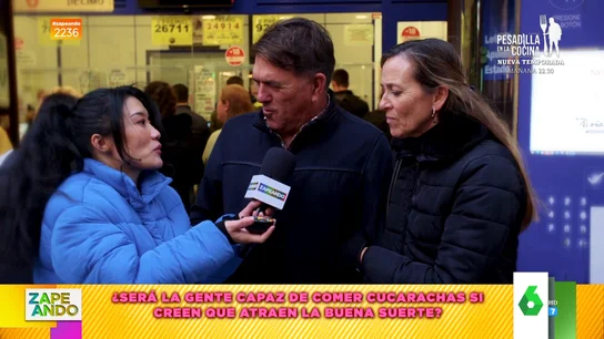 Jiaping la lía en la cola de Doña Manolita: ¿será capaz la gente de comer cucarachas si piensan que trae buena suerte? Jiaping la lía en la cola de Doña Manolita: ¿será capaz la gente de comer cucarachas si piensan que trae buena suerte?