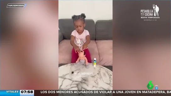 Una niña corta el pelo a su padre mientras duerme para hacerle una peluca a su muñeca Una niña corta el pelo a su padre mientras duerme para hacerle una peluca a su muñeca