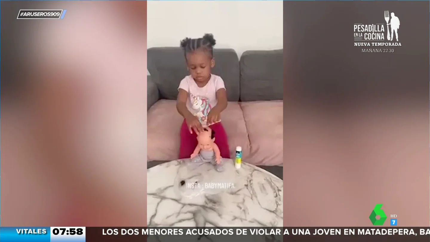 Una niña corta el pelo a su padre mientras duerme para hacerle una peluca a su muñeca Una niña corta el pelo a su padre mientras duerme para hacerle una peluca a su muñeca