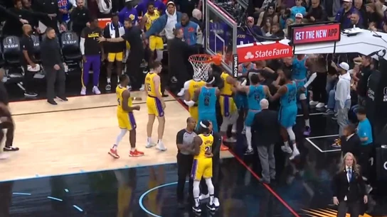 Tangana entre los jugadores de los Phoenix Suns y Los Angeles Lakers Tangana entre los jugadores de los Phoenix Suns y Los Angeles Lakers