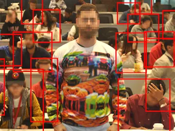 Jersey que te hace invisible para las cámaras con IA Jersey que te hace invisible para las cámaras con IA