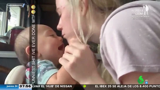 Así reacciona este bebé cuando su madre se cae delante de sus narices Así reacciona este bebé cuando su madre se cae delante de sus narices