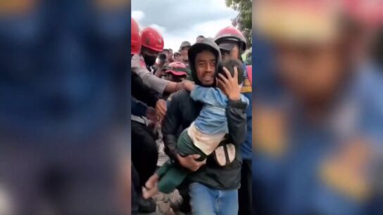 Azka, el ni&ntilde;o de 6 a&ntilde;os rescatado tras dos d&iacute;as bajo los escombros del terremoto en Indonesia