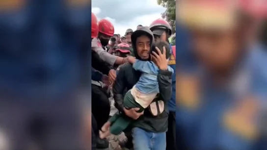 Azka, el niño de 6 años rescatado tras dos días bajo los escombros del terremoto en Indonesia Azka, el niño de 6 años rescatado tras dos días bajo los escombros del terremoto en Indonesia