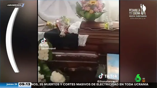Colocan una tele junto a un ataúd para no perderse el partido del Mundial durante el velatorio Colocan una tele junto a un ataúd para no perderse el partido del Mundial durante el velatorio