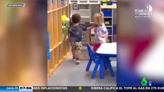 El divertido vídeo viral de un niño que llega al cole con el mismo entusiasmo que un adulto a la oficina El divertido vídeo viral de un niño que llega al cole con el mismo entusiasmo que un adulto a la oficina