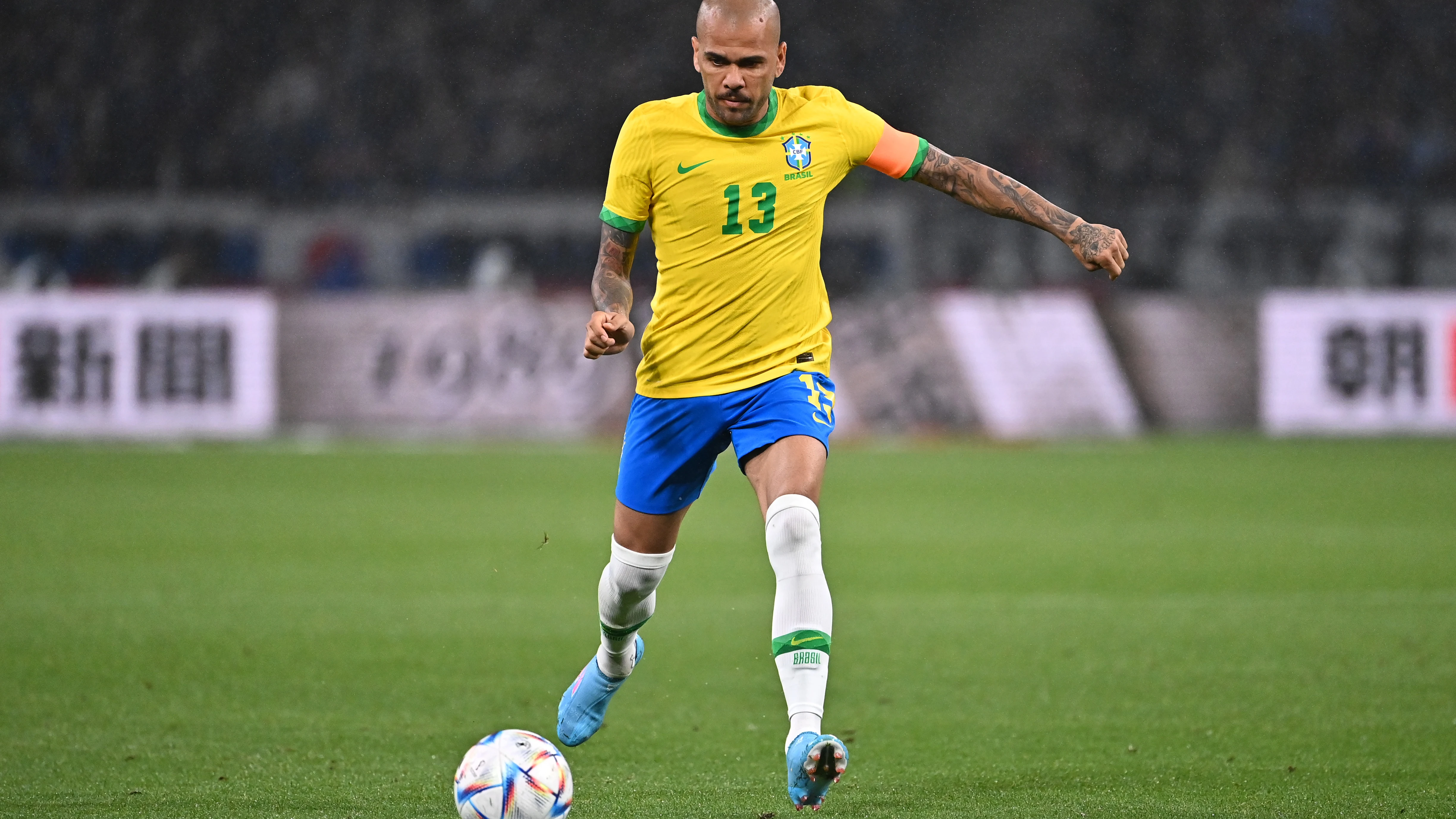 Dani Alves en un partido con la selección brasileña