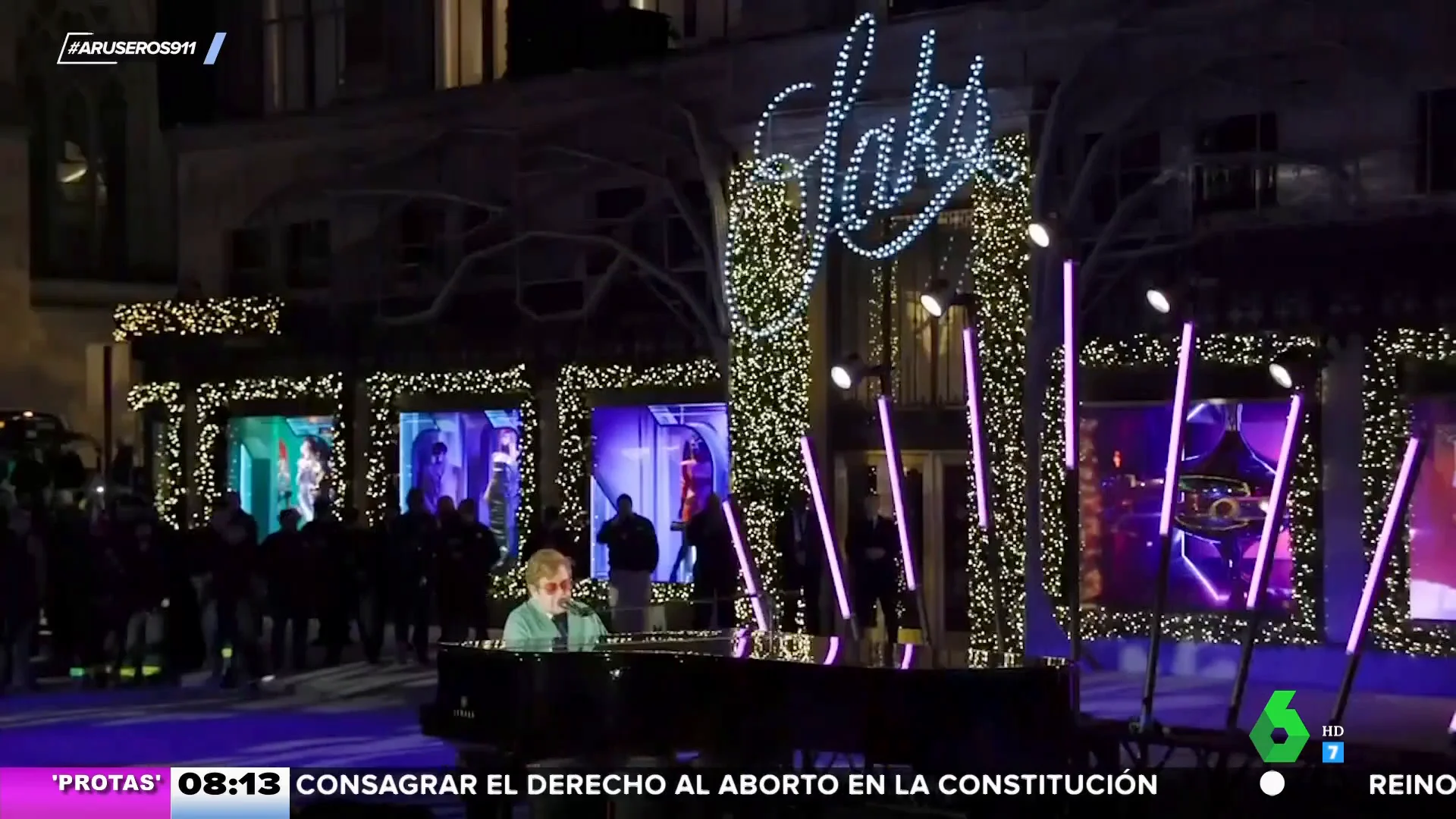 La actuación de Elton John da la bienvenida a la Navidad en la Quinta Avenida