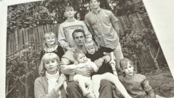 Paul Newman posando con su familia