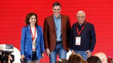 El presidente del Gobierno, Pedro Sánchez (c), junto a la ministra de Hacienda, María Jesús Montero y el primer ministro de Portugal, Antonio CostaEl presidente del Gobierno, Pedro Sánchez (c), junto a la ministra de Hacienda, María Jesús Montero y el primer ministro de Portugal, Antonio CostaEl presidente del Gobierno, Pedro Sánchez (c), junto a la ministra de Hacienda, María Jesús Montero y el primer ministro de Portugal, Antonio Costa