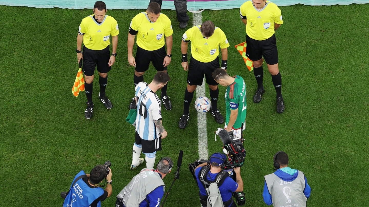 Messi y Guardado en el sorteo de campo del Argentina - México Messi y Guardado en el sorteo de campo del Argentina - México