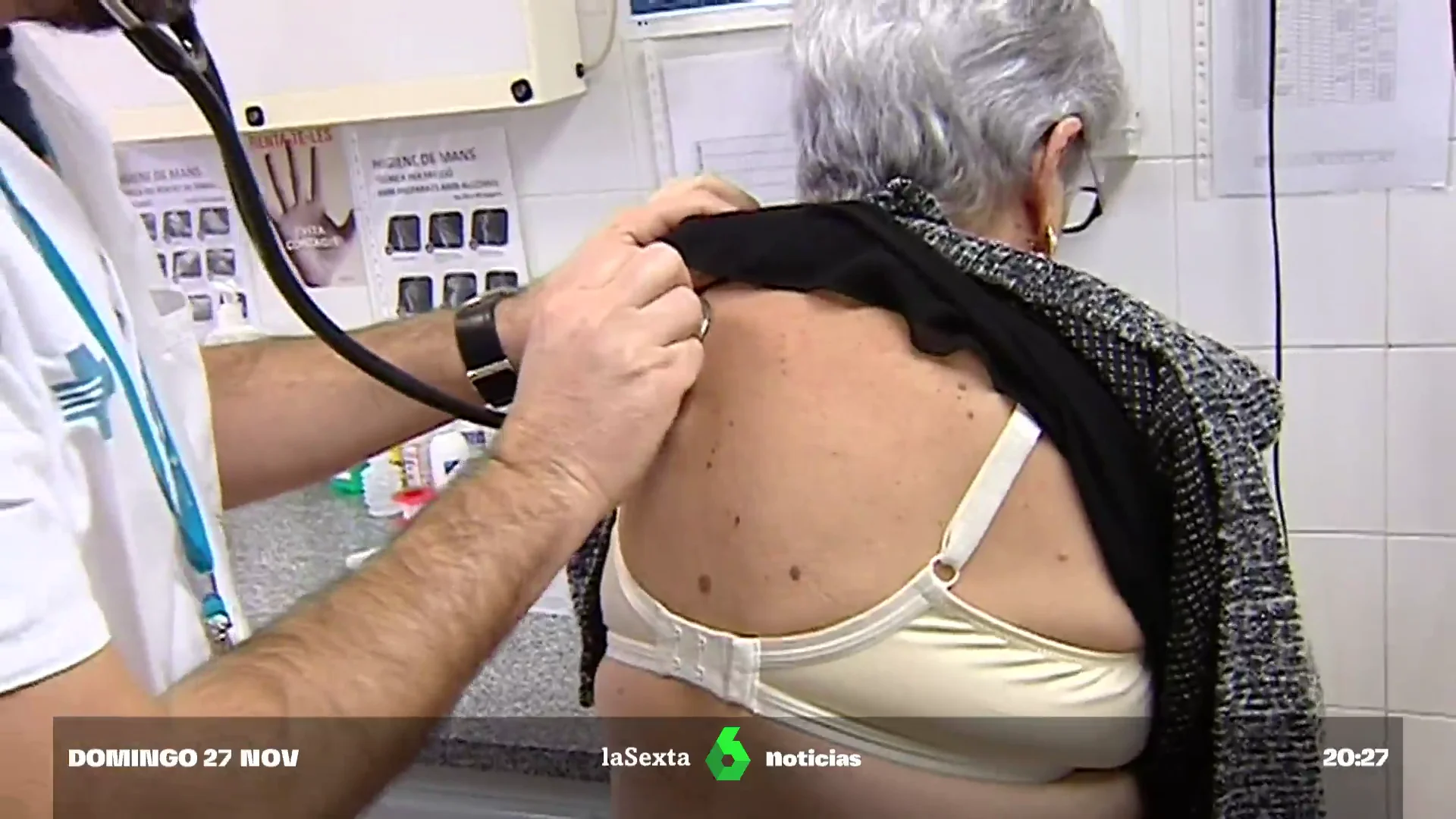 Una mujer acude al médico