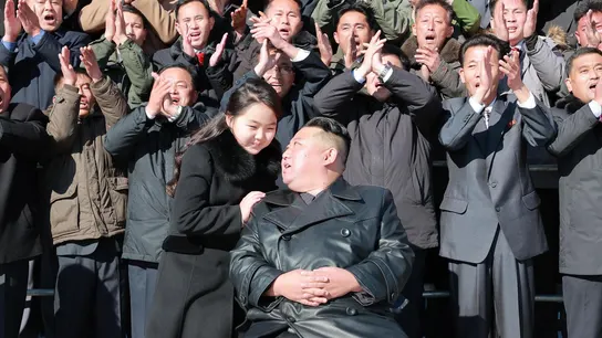 Kim Jong-un reaparece junto a su hija. Kim Jong-un reaparece junto a su hija.