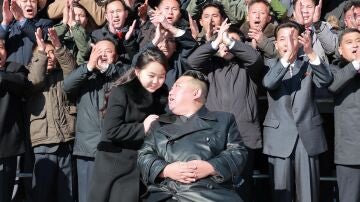 Kim Jong-un reaparece junto a su hija.