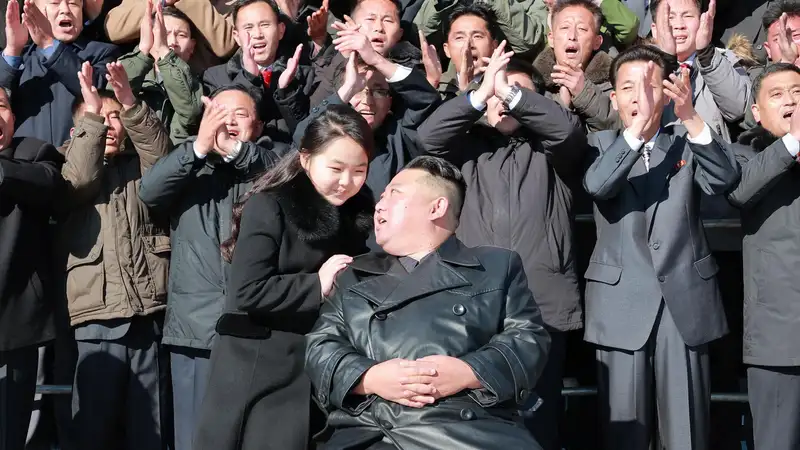 Kim Jong-un reaparece junto a su hija.
