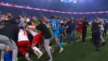 Pelea entre jugadores del Zenit y el Spartak de Moscú