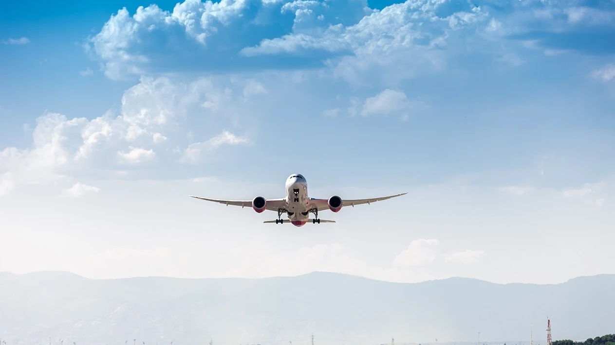 Imagen de archivo de un avión volando.