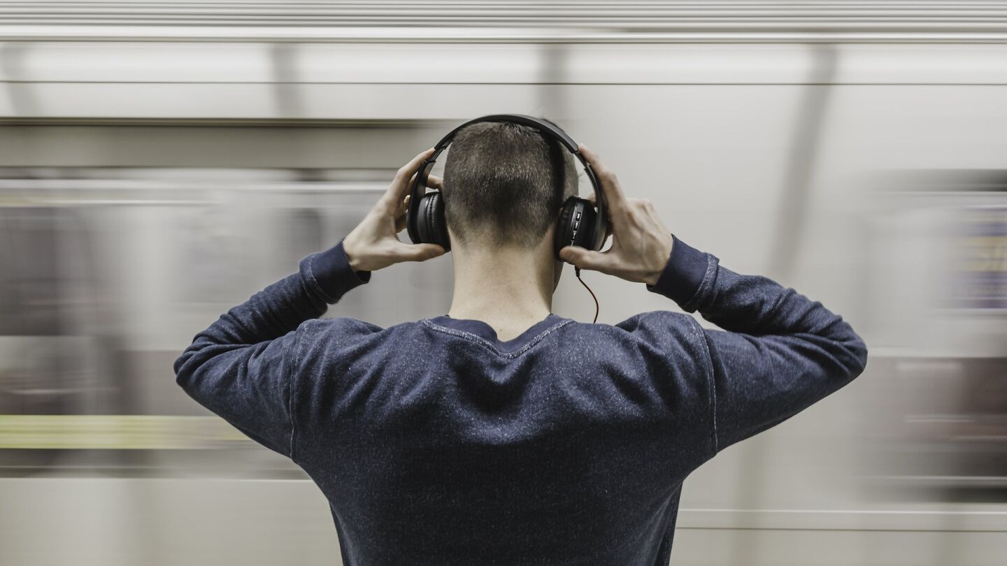 Joven con auriculares Joven con auriculares