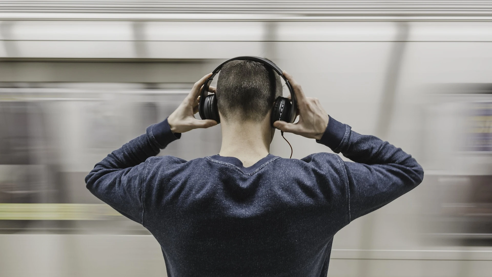 Joven con auriculares