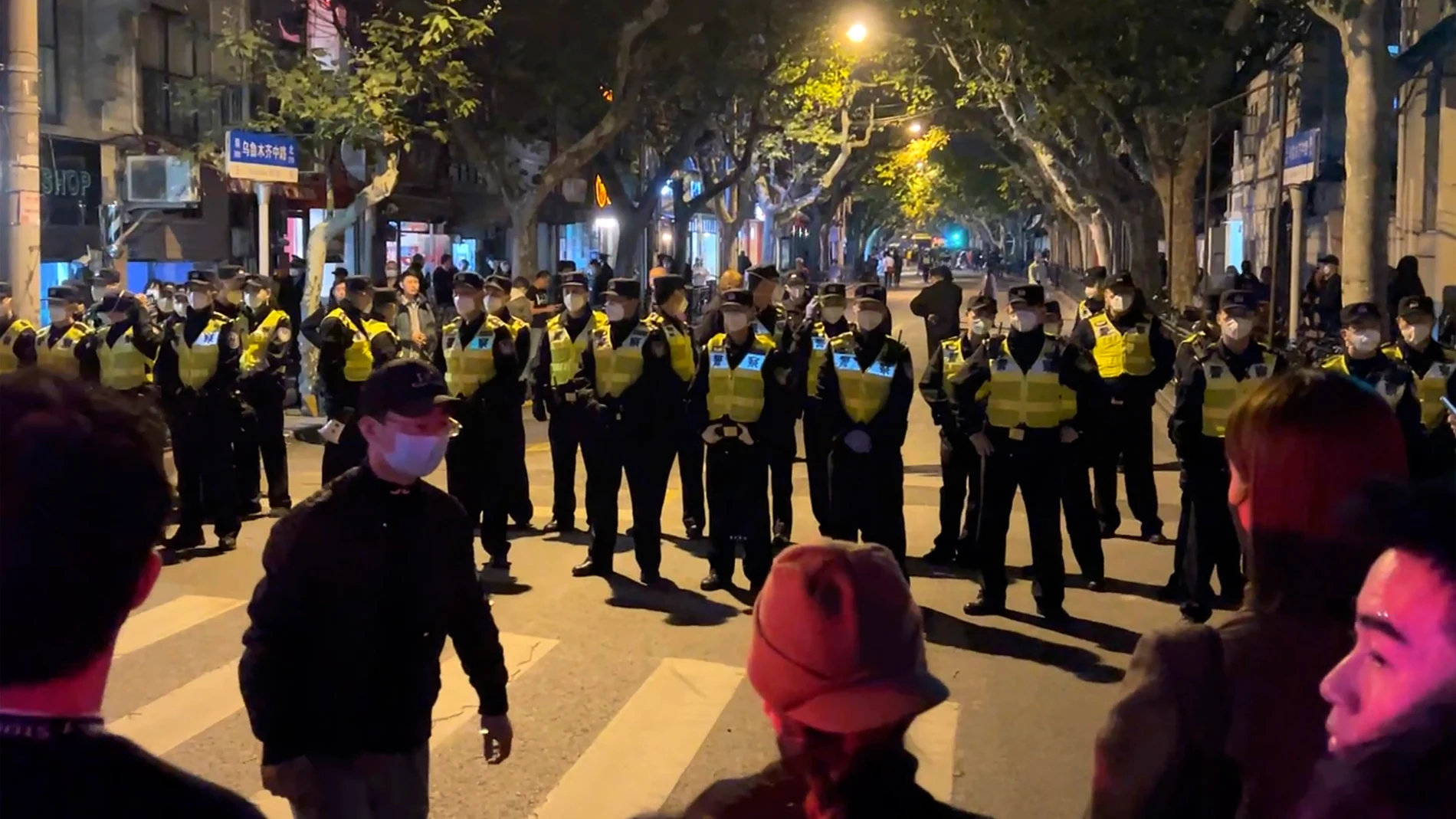 Agentes de Policía ante una manifestaciónen Shanghái, China
