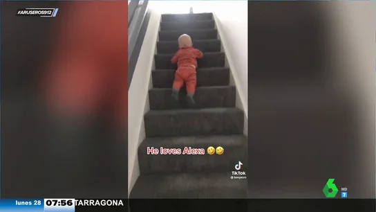 La increíble técnica de este bebé que usa las escaleras como un tobogán La increíble técnica de este bebé que usa las escaleras como un tobogán
