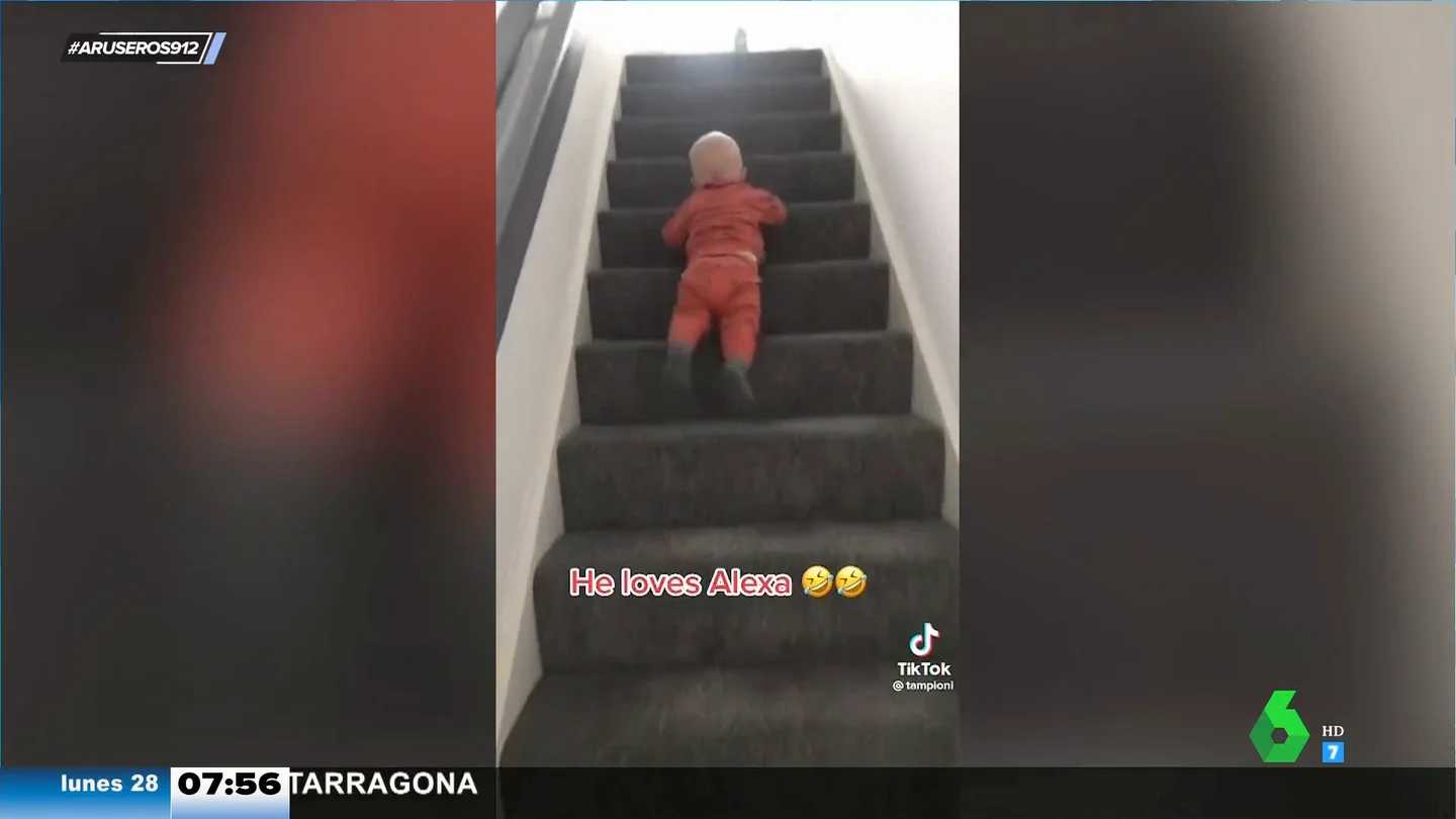 La increíble técnica de este bebé que usa las escaleras como un tobogán La increíble técnica de este bebé que usa las escaleras como un tobogán