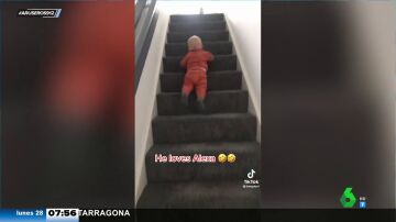 La increíble técnica de este bebé que usa las escaleras como un tobogán