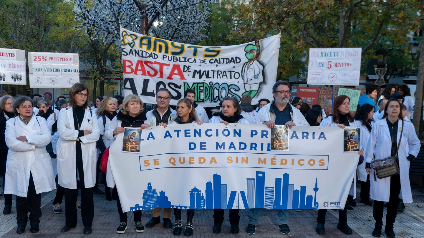 Sanitarios madrileños concentrados frente a la Consejería de Hacienda Sanitarios madrileños concentrados frente a la Consejería de Hacienda