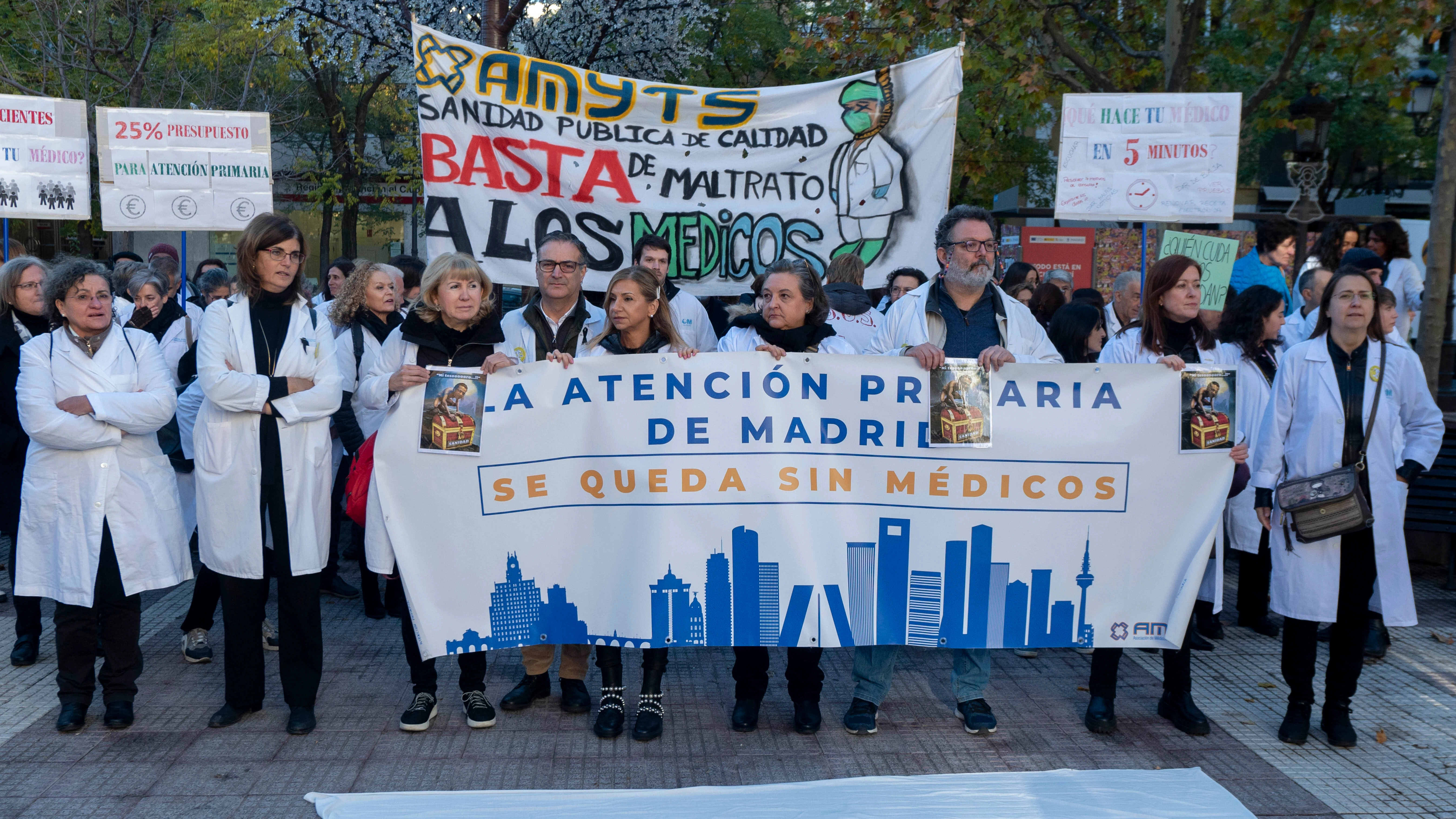 Sanitarios madrileños concentrados frente a la Consejería de Hacienda