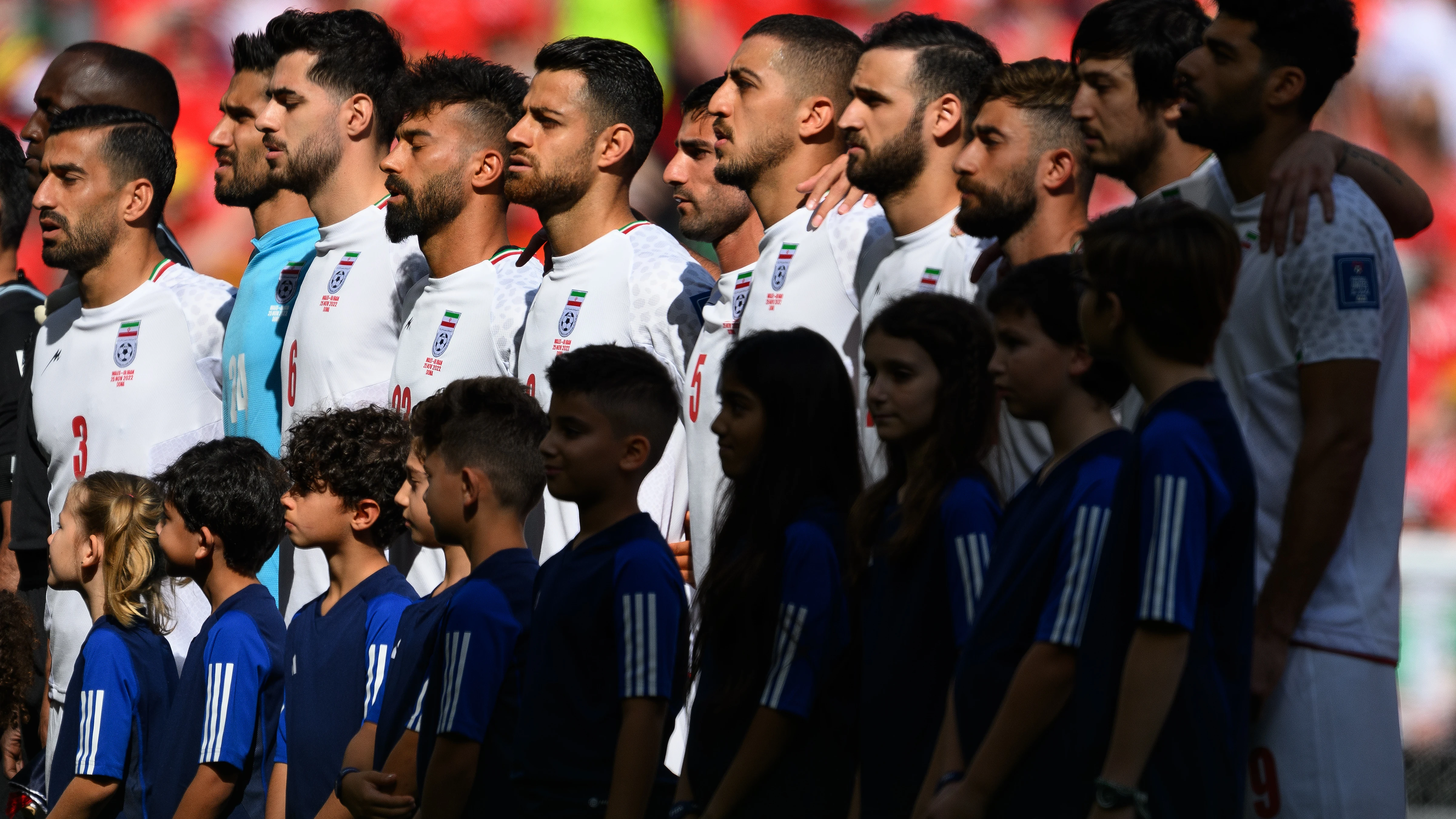 La selección iraní durante los himnos