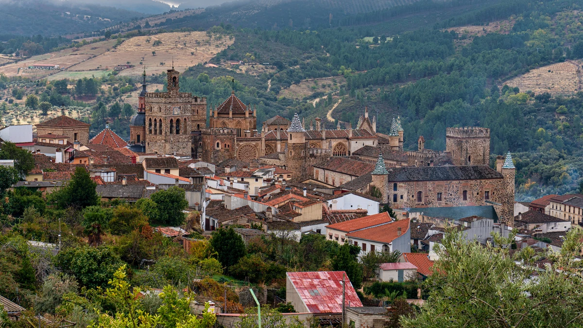 No es Vigo ni Madrid, pero las Navidades en este pueblo extremeño también lucen mucho 119 Merca2.es Navidad en Guadalupe: Tradición y modernidad al mismo tiempo