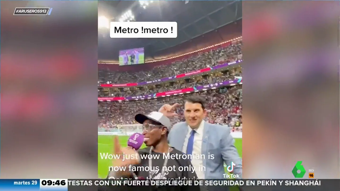 El inesperado éxito del operario que indica dónde está el metro en el Mundial de Qatar: de las calles al estadio El inesperado éxito del operario que indica dónde está el metro en el Mundial de Qatar: de las calles al estadio