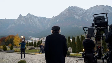 Tim Burton en el castillo de Cantacuzino, en los Cárpatos rumanos durante el rodaje de 'Miércoles'.