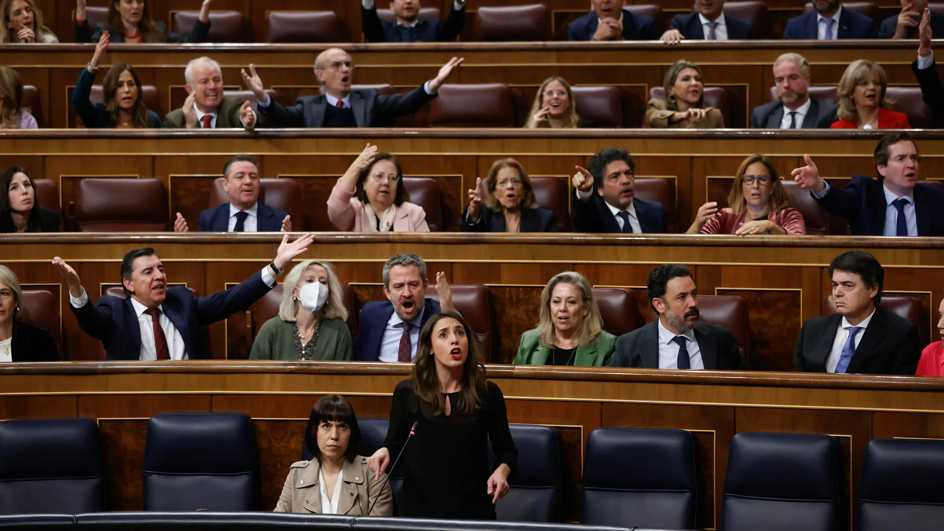 Los diputados de la bancada del PP protestan durante la intervención de la ministra de Igualdad, Irene Montero