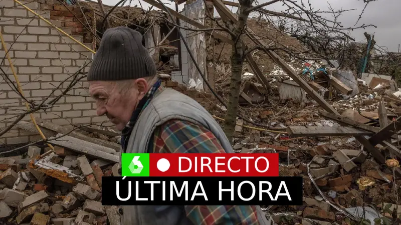 Guerra Ucrania Rusia, en directo: Un hombre pasa junto a su casa destruida en las afueras de Kherson, en el pueblo de Pravdyne, en el sur de Ucrania.