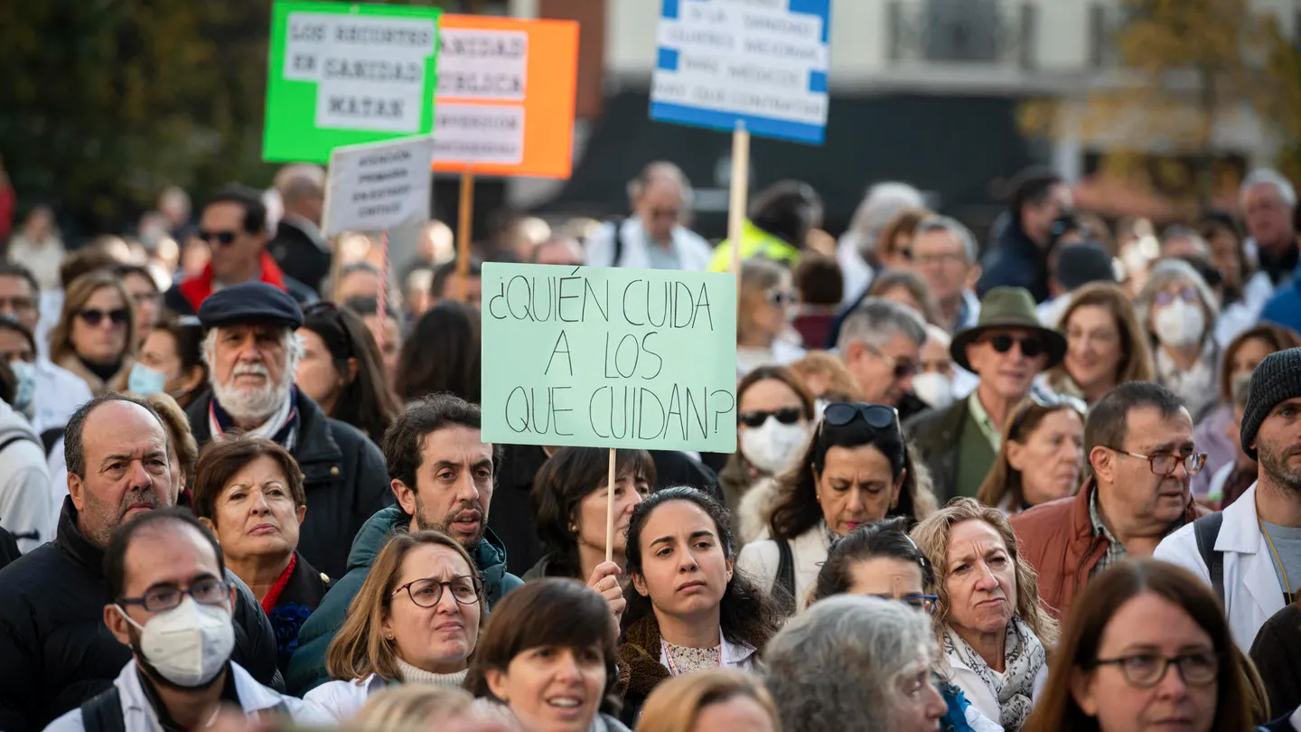 Cientos de sanitarios asisten a una concentración convocada por el sindicato Amyts. Cientos de sanitarios asisten a una concentración convocada por el sindicato Amyts.