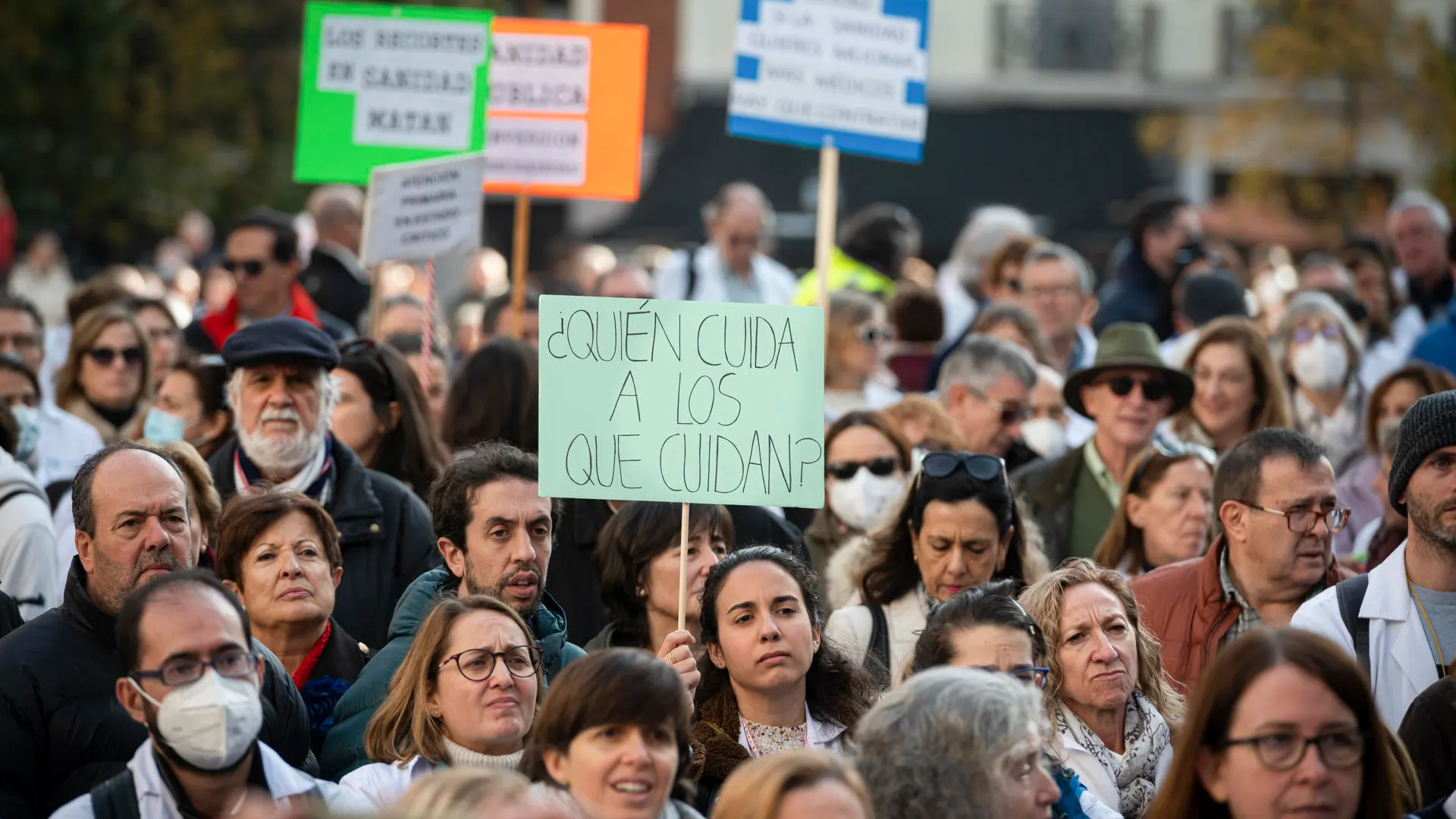 Cientos de sanitarios asisten a una concentración convocada por el sindicato Amyts.