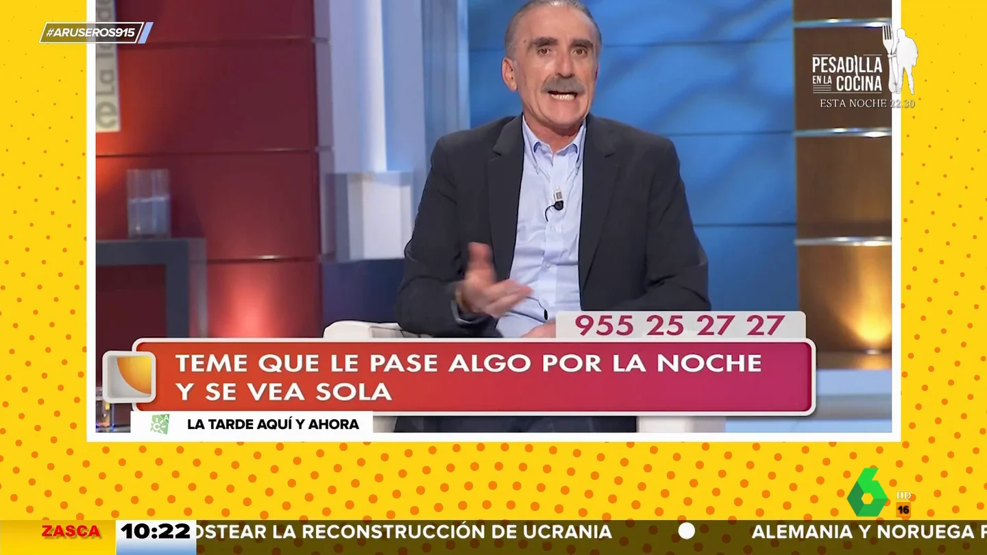 El humor negro de Juan y Medio con una de las invitadas a su programa El humor negro de Juan y Medio con una de las invitadas a su programa