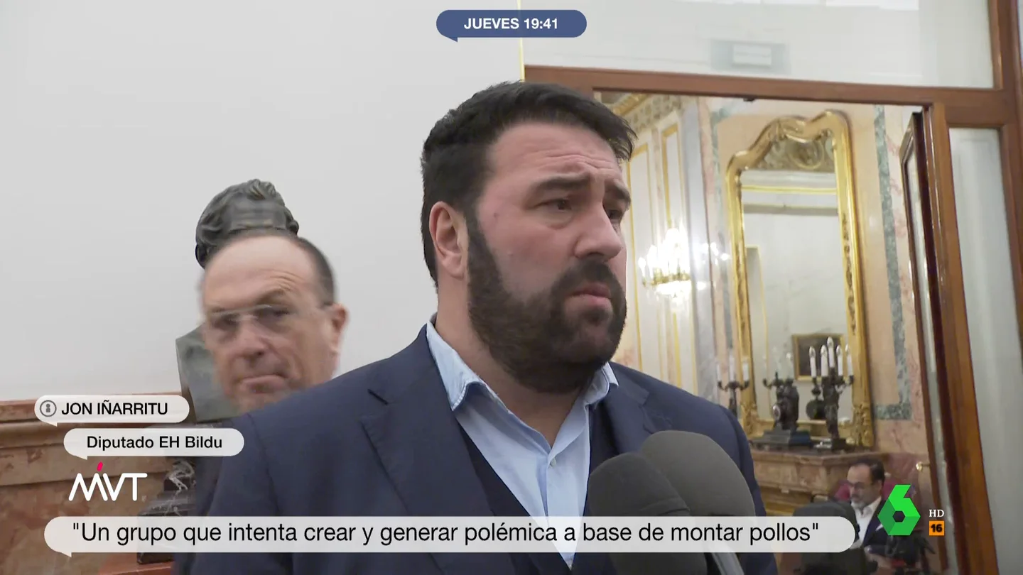 Luis Gestoso (Vox), ante los periodistas en el Congreso: "Blanqueadores de terroristas" Luis Gestoso (Vox), ante los periodistas en el Congreso: "Blanqueadores de terroristas"