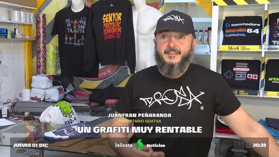 El grafiti que reformuló el negocio de Juanfran: registró una pintada en su tienda, la estampó en camisetas y ya ha ganado más de 7.000 euros El grafiti que reformuló el negocio de Juanfran: registró una pintada en su tienda, la estampó en camisetas y ya ha ganado más de 7.000 euros