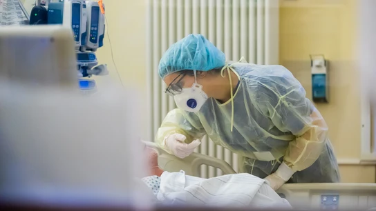 Una trabajadora sanitaria atiende a un paciente con coronavirus en un hospital de Alemania. Una trabajadora sanitaria atiende a un paciente con coronavirus en un hospital de Alemania.